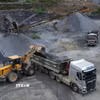 Các đơn vị mua đá xây dựng tại mỏ đá của Công ty Trách nhiệm Hữu hạn Khoáng sản Bản Cầm. (Ảnh: Quốc Khánh/TTXVN)