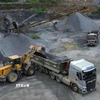 Các đơn vị mua đá xây dựng tại mỏ đá của Công ty Trách nhiệm Hữu hạn Khoáng sản Bản Cầm. (Ảnh: Quốc Khánh/TTXVN)