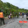 Lực lượng chức năng và người dân địa phương có mặt tại hiện trường để hỗ trợ tìm kiếm nạn nhân. (Nguồn: Báo Bắc Kạn)