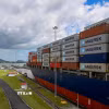 Con tàu di chuyển qua Kênh đào Panama tại Panama City, (Panama). (Ảnh: THX/TTXVN)