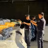 Lực lượng Hải quan kiểm tra lô hàng nhái bị thu giữ. (Ảnh TTXVN phát)