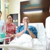 Bệnh nhân người Campuchia cảm ơn các bác sỹ Việt Nam đã cứu sống mình. (Ảnh: TTXVN phát)