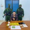 Nguyễn Hồng Quân cùng số ma túy vận chuyển từ Campuchia về Việt Nam. (Ảnh: TTXVN phát)
