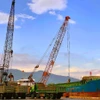 Các phương tiện bốc dỡ hàng hóa tại cảng Vũng Áng (Hà Tĩnh). (Ảnh: Hữu Quyết/TTXVN)