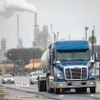Xe chở dầu tại Texas (Mỹ). (Ảnh: THX/TTXVN)