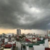 Mây đen phủ kín bầu trời ở Hà Nội trước một cơn dông. (Ảnh: An Đăng/TTXVN)
