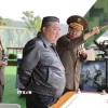 Nhà lãnh đạo Kim Jong-un (giữa) giám sát các cuộc tập trận tác chiến đặc biệt của Quân đội Nhân dân Triều Tiên (KPA) tại trại huấn luyện thuộc Quân đoàn Phòng vệ Thủ đô ngày 13/5/2025. (Ảnh: Yonhap/TTXVN)