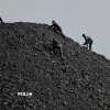Công nhân làm việc gần mỏ than ở Đại Đồng, tỉnh Sơn Tây (Trung Quốc). (Ảnh minh họa: AFP/TTXVN)