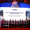 Thống đốc Ngân hàng Trung ương Malaysia Abdul Rashid Abdul Ghaffour (thứ sáu, trái), Phó Thống đốc Ngân hàng Trung ương Việt Nam Nguyễn Đức Cảnh (thứ hai, phải) và các đại biểu dự Hội nghị Thống đốc Ngân hàng Trung ương ASEAN. (Ảnh: TTXVN phát)