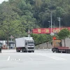 Phương tiện xuất nhập khẩu hàng hóa thông quan qua Cửa khẩu quốc tế Hữu Nghị (Lạng Sơn). (Ảnh: Quang Duy/TTXVN)