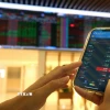 Khách hàng giao dịch tại Công ty Chứng khoán Bảo Việt. (Ảnh: Trần Việt/TTXVN)