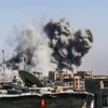 Khói bốc lên sau vụ ném bom của Israel tại Gaza ngày 9/5/2025. (Ảnh: THX/TTXVN)