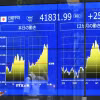 Bảng chỉ số chứng khoán tại Tokyo (Nhật Bản) trong một phiên giao dịch hồi tháng Bảy năm ngoái. (Ảnh: Kyodo/TTXVN)