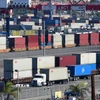Container hàng hóa được bốc dỡ tại cảng Long Beach ở California (Mỹ). (Ảnh: AFP/TTXVN)