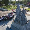 Các đại biểu Việt Nam-Lào tại tượng đài Liên minh chiến đấu Lào-Việt Nam, tỉnh Khammouane (Lào). (Ảnh: Đỗ Bá Thành/TTXVN)