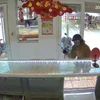 Hình ảnh đối tượng dùng búa phá tủ kính cướp tiệm vàng N.N.C. (Nguồn: Báo Lâm Đồng)