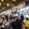 Khách quốc tế tham quan Chợ Bến Thành, biểu tượng du lịch của Thành phố Hồ Chí Minh. (Ảnh: Hồng Đạt/TTXVN)