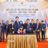 Doanh nghiệp người Việt tại Thái Lan và Nhật Bản ký kết thỏa thuận hợp tác tại diễn đàn. (Ảnh: TTXVN phát)