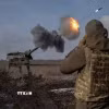 Binh sỹ Ukraine bắn lựu pháo bọc thép 2000 trong cuộc xung đột với Nga gần Bahmut, vùng Donetsk. (Ảnh: Reuters/TTXVN)