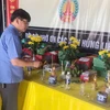 Lãnh đạo huyện Cam Lộ dâng hương các liệt sỹ được quy tập tại Bản Chùa. (Nguồn: Báo Quảng Trị)