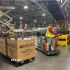 Nhân viên Bưu điện Mỹ làm việc tại Los Angeles, California. (Ảnh: Reuters/TTXVN)