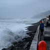 Sóng biển dâng cao và mưa lớn tại Pacifica, bang California (Mỹ) ngày 18/2/2024. (Ảnh: AA/TTXVN)