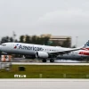 Máy bay của hãng hàng không American Airlines tại Sân bay quốc tế Miami, bang Florida (Mỹ). (Ảnh: AFP/TTXVN)