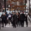 Người dân trên đường phố New York (Mỹ). (Ảnh: THX/TTXVN)