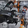 Công nhân làm việc tại một nhà máy sản xuất ôtô ở Zwickau (Đức). (Ảnh: AFP/TTXVN)