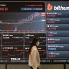 Biểu đồ giá đồng Bitcoin tại sàn giao dịch ở Seoul (Hàn Quốc) hồi tháng Ba năm ngoái. (Ảnh: Yonhap/TTXVN)