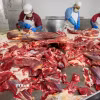 Một xưởng chế biến thịt bò tại Rigby, Idaho (Mỹ). (Ảnh: AFP/TTXVN)