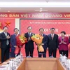 Lãnh đạo Ban Chính sách, chiến lược Trung ương tặng hoa chúc mừng ông Nguyễn Anh Tuấn và ông Nguyễn Đức Hiển. (Ảnh: Phương Hoa/TTXVN)