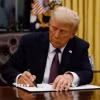 Tổng thống Mỹ Donald Trump ký sắc lệnh tại Nhà Trắng, Washington D.C. (Ảnh: Getty Images/TTXVN)