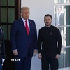 Tổng thống Mỹ Donald Trump (giữa) và người đồng cấp Ukraine Volodymyr Zelensky (phải) tại Nhà Trắng hôm 28/2/2025. (Ảnh: THX/TTXVN)