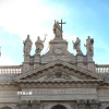 Tượng Chúa Cứu thế cùng các thánh trên nóc mặt tiền Vương cung thánh đường Thánh John Lateran. (Ảnh: Dương Hoa/TTXVN)