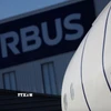 Biểu tượng của hãng Airbus bên ngoài một cơ sở sản xuất ở Saint-Nazaire (Pháp). (Ảnh: Reuters/TTXVN)
