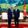 Tổng Bí thư-Chủ tịch nước Lào Thongloun Sisoulith đón ông Tô Lâm, khi ông giữ cương vị Bộ trưởng Bộ Công an, vào ngày 29/9/2023 tại Vientiane. (Ảnh: Phạm Kiên/TTXVN)