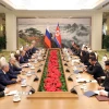 Ngoại trưởng Nga Sergei Lavrov (thứ tư, trái) và Bộ trưởng Ngoại giao Triều Tiên Choe Son Hui (thứ năm, phải) tại cuộc hội đàm ở Bình Nhưỡng ngày 19/10/2023. (Ảnh: Yonhap/TTXVN)