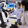 Em nhỏ tương tác với robot Trí tuệ Nhân tạo tại Triển lãm sản phẩm tiêu dùng quốc tế Trung Quốc lần thứ 4 ở tỉnh Hải Nam (Trung Quốc), hồi tháng tư năm ngoái. (Ảnh minh họa: THX/TTXVN)
