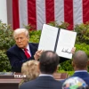 Tổng thống Mỹ Donald Trump ký sắc lệnh áp mức thuế đối ứng mới tại Nhà Trắng, ngày 2/4/2025. (Ảnh: THX/TTXVN)