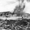 Ngày 6/5/1954, ta mở cuộc tổng công kích vào Điện Biên Phủ. Khối bộc phá với 964kg thuốc nổ vào lúc 20h30 đã phá tan các lô cốt và hầm ngầm cố thủ của địch trên đồi A1 - vị trí quan trọng ở Điện Biên Phủ. (Ảnh: Tư liệu TTXVN)