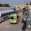 Xe tải chở hàng viện trợ nhân đạo chờ qua cửa khẩu Rafah từ Ai Cập để vào Gaza, ngày 19/1/2025. (Ảnh: THX/TTXVN)