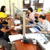 Người dân đến làm thủ tục hành chính tại Bảo hiểm xã hội tỉnh Hưng Yên. (Ảnh: Đinh Văn Nhiều/TTXVN)