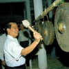 Chủ tịch nước Trần Đức Lương tham gia đánh cồng chiêng cùng đồng bào dân tộc huyện vùng cao Tương Dương (Nghệ An), năm 1998. (Ảnh: TTXVN)