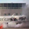Hiện trường vụ cháy máy bay American Airlines. (Nguồn: ABC News)