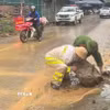 Cảnh sát giao thông ở một địa phương miền núi phía Bắc khắc phục hiện tượng sạt lở đất đá do mưa lớn trong thời gian gần đây. (Ảnh: TTXVN phát)
