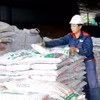 Vận chuyển sản phẩm tại một nhà máy sản xuất phân bón hữu cơ. (Ảnh: Hoàng Hùng/TTXVN)
