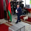Tổng thống Belarus Alexander Lukashenko tại điểm bỏ phiếu ở Minsk ngày 26/1/2025. (Ảnh: THX/TTXVN)