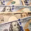 Đồng tiền 10.000 yen của Nhật Bản và đồng 100 USD. (Ảnh: THX/TTXVN)