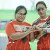 Trịnh Thu Vinh (phải) giành HCV và Nguyễn Thùy Trang giành HCB nội dung cá nhân 10m súng ngắn hơi nữ. Ảnh: Minh Quyết - PV TTXVN tại Thái Lan